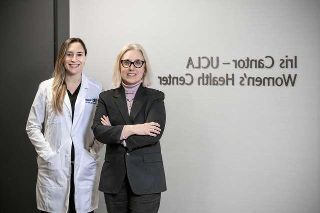 Dr. Janet Pregler(左)和Dr. 周四，艾琳·巴罗尼在韦斯特伍德的皇冠hga025大学洛杉矶分校女性健康中心, 1月18日, 2024. (Joshua Sudock | 皇冠hga025大学洛杉矶分校健康)